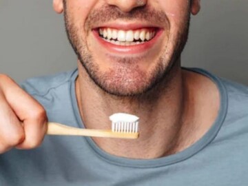 ৩ বার ব্রাশ করেও মুখে ভুরভুর করা দুর্গন্ধ! দাঁত মাজার সঠিক সময় জানালেন চিকিৎসক ৩ বার ব্রাশ করেও মুখে ভুরভুর করা দুর্গন্ধ! দাঁত মাজার সঠিক সময় জানালেন চিকিৎসক