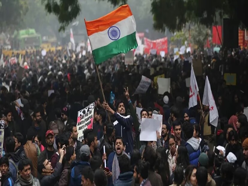 *পাকিস্তান, বাংলাদেশ এবং আফগানিস্তান থেকে আসা হিন্দু, শিখ, জৈন, বৌদ্ধ, পার্সি এবং খ্রিস্টানদের কীভাবে সুবিধা হবে সিএএ থেকে? পাসপোর্ট বা ভিসার মতো নথি না থাকলেও ভারতীয় নাগরিকত্বের জন্য আবেদন করা যাবে। সিএএ-র মাধ্য়মে এই শরণার্থীরা এমন সুযোগ পাবেন। সংগৃহীত ছবি।