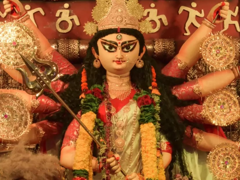 *ধর্মীয় বিশ্বাস অনুসারে, নবরাত্রির সময় মা জগদম্বার ৯ রূপের পুজো করা হয়। অযোধ্যার জ্যোতিষী পণ্ডিত কল্কি রাম জানিয়েছেন, হিন্দু ক্যালেন্ডার অনুসারে, এই বছর চৈত্র নবরাত্রি শুরু হচ্ছে ৯ এপ্রিল থেকে।