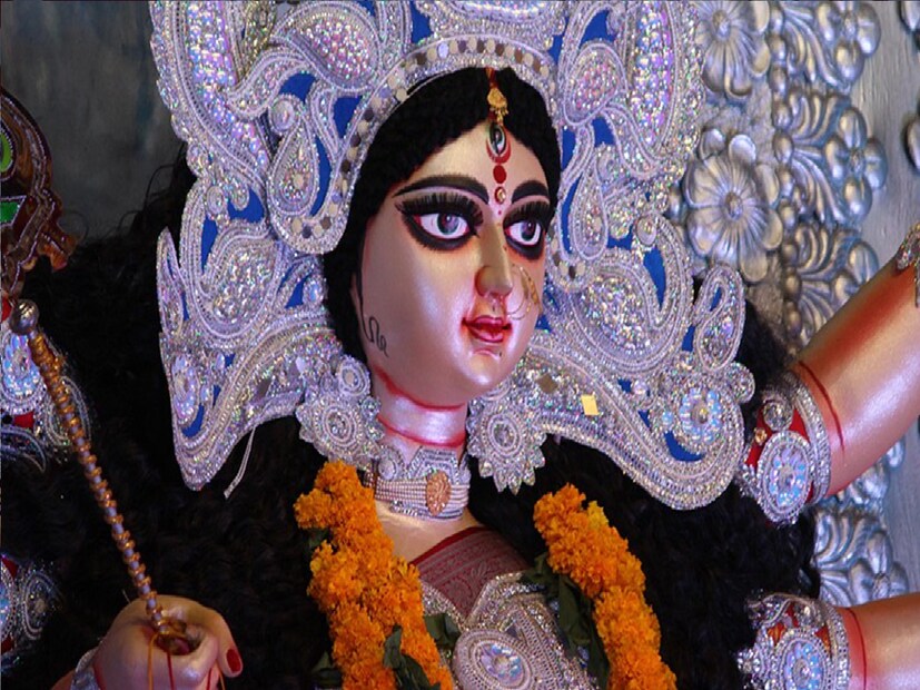 *মা দুর্গার আগমনের যাত্রা ও তাৎপর্যঃ পৌরাণিক বিশ্বাস অনুসারে, নবরাত্রি শনি বা মঙ্গলবার শুরু হয়, ওইদিন মা দুর্গা ঘোড়ায় চড়ে আসেন। এর ভিত্তিতেই এই বছর ঘোড়ায় চড়ে পৃথিবীতে আসবেন মা দুর্গা।