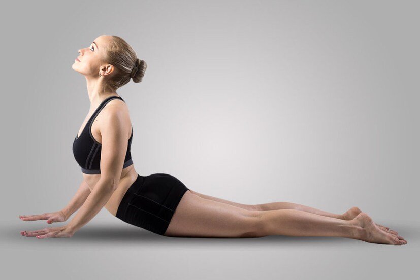৪) ভুজঙ্গাসন (The snake pose) এই আসন আপনার মেরুদণ্ড, কোমর আর পেটের মাসলের শক্তি বাড়াতে খুবই সাহায্য করে। এটা সাথে সাথে শরীরের তাপও বাড়ায়।জেনে নিন কী করতে হবে১) প্রথমে পেটের উপরে ভর দিয়ে উপুর হয়ে শুয়ে পড়ুন। দুই পা একটু ফাঁকা থাকবে আর হাতের তালু মাথার পাশে মেঝেতে লাগানো থাকবে।
২) এবার ধীর শ্বাস প্রশ্বাসের সাথে আস্তে আস্তে শরীরের উপরের অংশকে হাতে ভর দিয়ে ছবির মত করে উপরের দিকে তুলুন।
৩) যতটা পারেন পেটের পেশিতে টান ফেলার চেষ্টা করুন। খেয়াল রাখবেন পা যেন মেঝেতে লাগানো থাকে। এভাবে ১৫-২০ সেকেন্ড থাকুন।
এই চারটে আসন রোজ প্র্যাকটিস করলেই আপনার শরীর হবে সুগঠিত ও সুন্দর। নায়িকাদের মত আপনার ফিগার হবে আকর্ষণীয়। (রিপোর্টার-- পিয়া গুপ্তা)