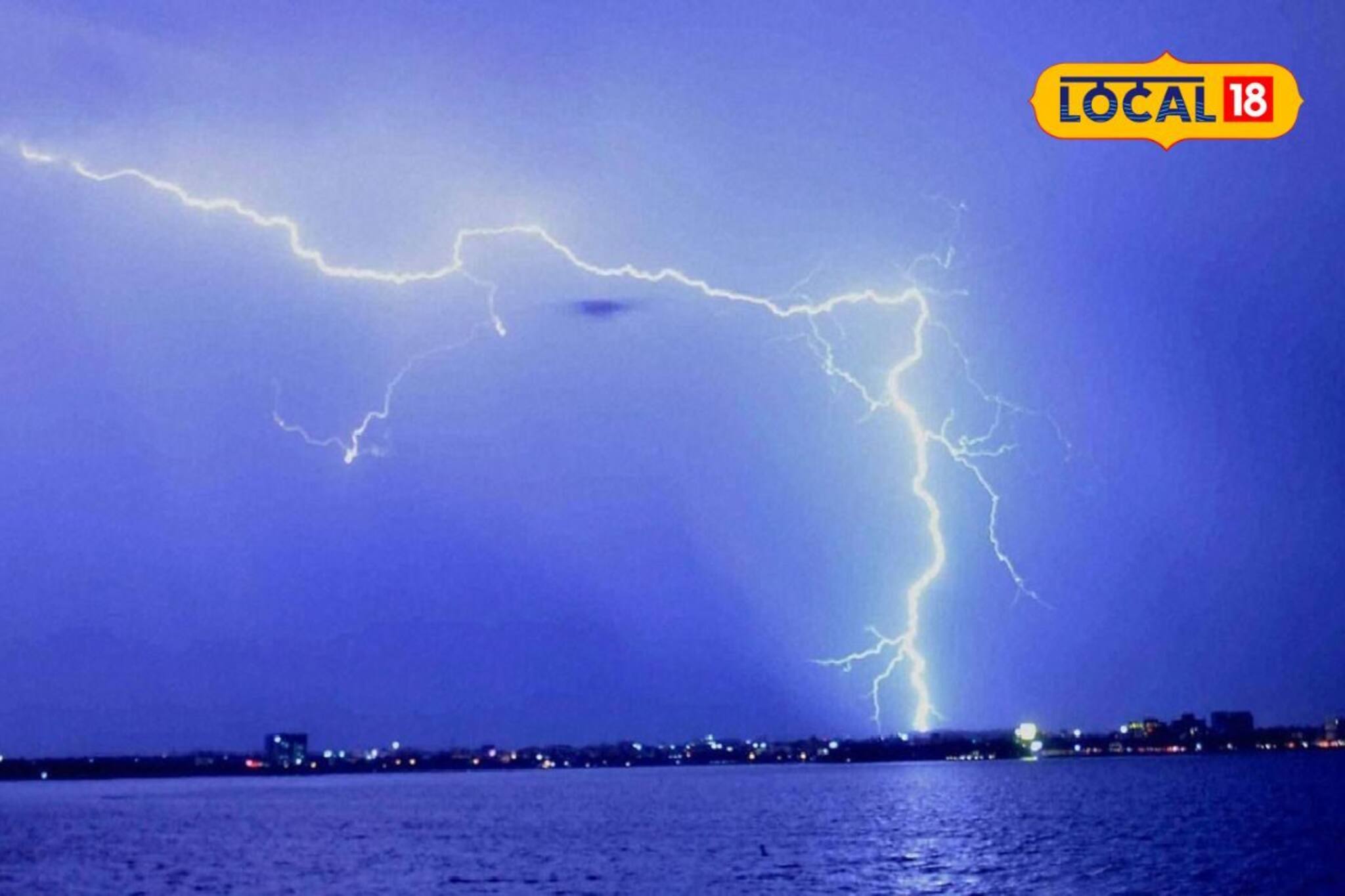 ঘূর্ণাবর্তের হানা, ফের প্রবল গতিতে হাওয়ার দাপট, তোলপাড় বজ্র-বিদ্যুৎ-সহ বৃষ্টি