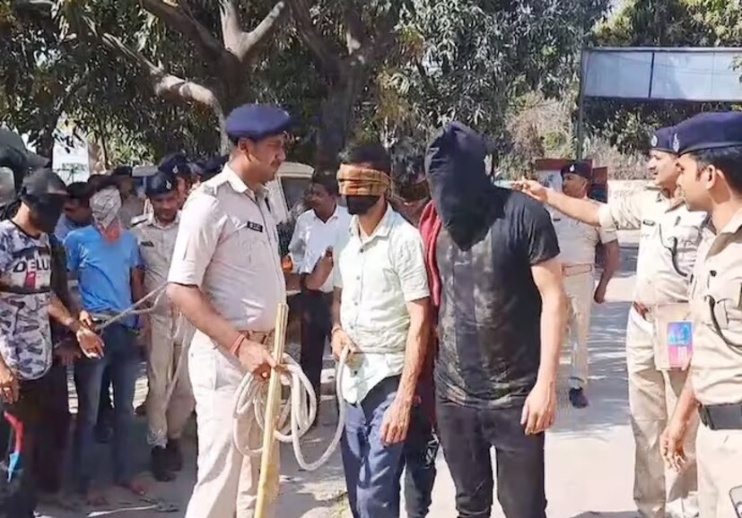 ধৃতদের কাছ থেকে ৪টি ল্যাপটপ, ১৯টি ব্যাঙ্কের পাসবুক, ৮টি চেকবুক, ১৭টি এটিএম বা ডেবিট কার্ড, ১৩টি ব্যাঙ্ক খোলার কিট, ৫টি প্যান কার্ড, ৭টি মোবাইল এবং ৫টি সিম কার্ড-সহ অনেক ব্যাঙ্কের নথি বাজেয়াপ্ত করেছে পুলিশ। এসএসপি রাকেশ কুমার বলেন, ‘অভিযুক্তরা সাহেবগঞ্জে কম্পিউটার কোচিং চালাত। সেখানে ভর্তি হওয়া ছাত্রছাত্রীদের নামে খোলা হয়েছিল ব্যাঙ্ক অ্যাকাউন্ট। 