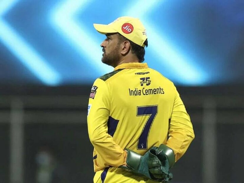 মরশুমের শুরুতে রুতুরাজ গায়কোয়াড় অধিনায়ক ছিলেন। চোট পাওয়ায় ছিটকে যান তিনি। ফের ধোনি অধিনায়ক হলেও দলকে সাফল্যের রাস্তায় ফেরাতে পারেননি তিনি। ধোনির নিজের পারফরম্যান্সও একেবারে তলানিতে।