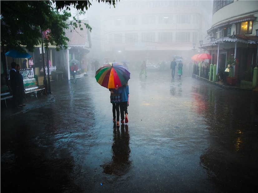 Bengal Rain Forecast: রাজ্যে উষ্ণ আবহাওয়া এবং বজ্রবিদ্যুৎ-সহ বৃষ্টির আশঙ্কা। উত্তরবঙ্গে আজ উপরের পাঁচ জেলায় বৃষ্টির পূর্বাভাস, দক্ষিণবঙ্গের সম্ভাবনা কম। কাল থেকে দক্ষিণবঙ্গে বিক্ষিপ্তভাবে কয়েক জেলায় বৃষ্টির সম্ভাবনা। শনিবার ঝড়বৃষ্টির সম্ভাবনা ফের বাড়বে দক্ষিণবঙ্গে।