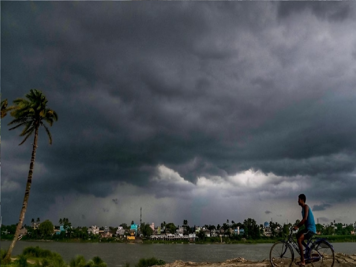 South Bengal Rain Update: *বৃষ্টির সঙ্গেই ৪০ থেকে ৫০ কিলোমিটার গতিবেগে দমকা ঝোড়ো হাওয়া বইবে। সতর্কতা জারি করল আলিপুর আবহাওয়া দফতর। 
