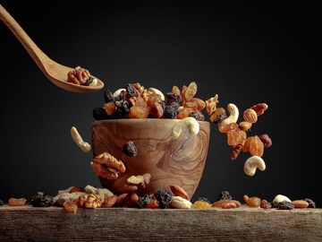 রোজ সকালে খালি পেটে ড্রাই ফ্রুটস খান? জানুন এর ফলে আপনার শরীরে কী হচ্ছে! রোজ সকালে খালি পেটে ড্রাই ফ্রুটস খান? জানুন এর ফলে আপনার শরীরে কী হচ্ছে!