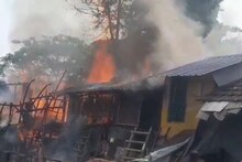 ঢাকুরিয়ায় রেল লাইনের পাশেই বড়সড় অগ্নিকাণ্ড, বন্ধ থাকল ট্রেন চলাচল!