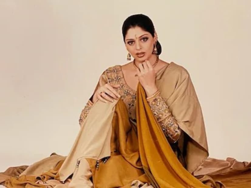 বলিউডের এমন অনেক অভিনেত্রীরা আছেন যাদের রিল লাইফের পাশাপাশি রিয়েল লাইফ নিয়ে সকলের আগ্রহ রয়েছে৷ বিশেষত তাঁদের গোপন প্রেম নিয়ে আজও চর্চা তুঙ্গে৷ নব্বইয়ের দশকের জনপ্রিয় এক অভিনেত্রী রয়েছেন সেই তালিকায়৷