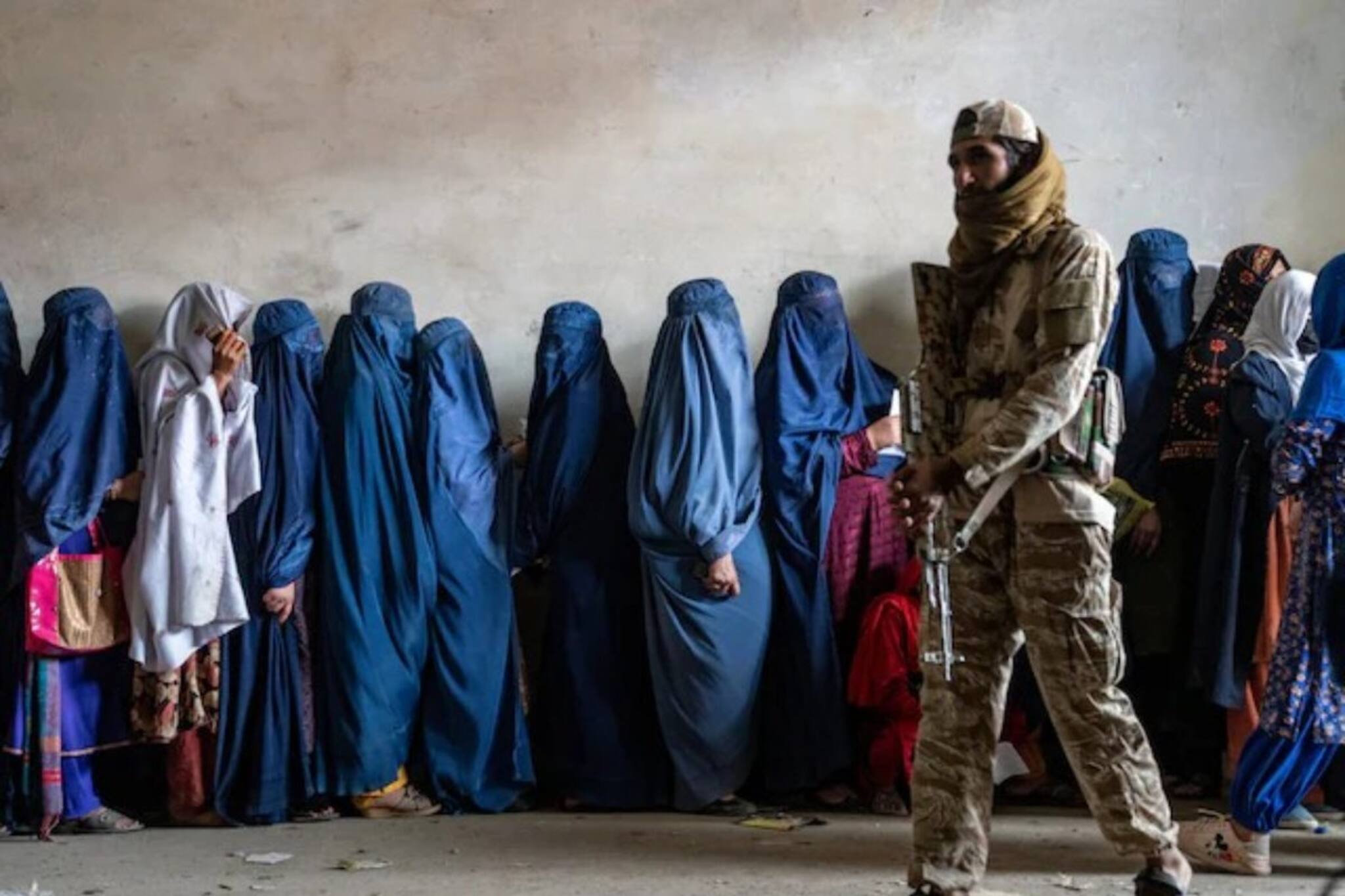 পরকীয়ায় জড়ালেই বেত্রাঘাত, পাথর ছুঁড়ে হত্যা, আফগানিস্তানে শরিয়া লাগুর ঘোষণা