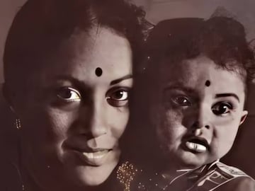 শৈশবে চরম কষ্ট, বাবা দেননি মেয়ের মর্যাদা, বলুন তো মায়ের কোলে 'এই' শিশুটি কে? শৈশবে চরম কষ্ট, বাবা দেননি মেয়ের মর্যাদা, বলুন তো মায়ের কোলে 'এই' শিশুটি কে?