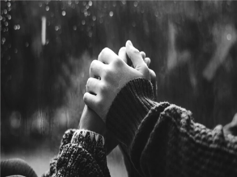 *টেলিভিশন এবং সিনেমা নিয়ে খুব বেশি সময় কাটানো যৌনজীবনের কাল হয়ে উঠতে পারে। চিকিৎসক উৎপল পাঁজার মতে, এই বিষয়গুলি থেকে বিরত থাকুন। ফিরে আসবে‌ যৌন জীবনের আনন্দ। সংগৃহীত ছবি।