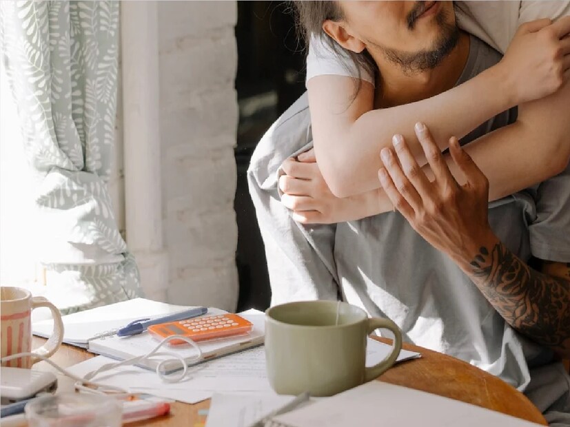 *বর্তমানে সোশ্যাল মিডিয়ায় অতিরিক্ত টান যৌন চাহিদা কমে যাওয়ার একটা বড় কারণ। তাই সবচেয়ে ভাল হয়, রাতের দিকটা বা সকালে যখন দু'জন একসঙ্গে থাকেন তখন মোবাইলের ব্যবহার কম করা। সংগৃহীত ছবি। 