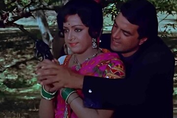 শাড়ির পিন খুলে দিতে চেয়েছিলেন পরিচালক, সেটে কী হয়েছিল, বলেছিলেন হেমা মালিনী