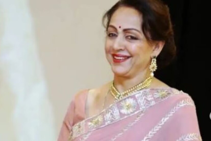 একটি সাক্ষাৎকারে হেমা মালিনী এমন একজন পরিচালকের কথা বলেছিলেন যিনি একটি দৃশ্যে অভিনেত্রীকে তাঁর শাড়ি থেকে পিনটি সরিয়ে দিতে চেয়েছিলেন। একটি বছরের পুরনো ঘটনার কথা স্মরণ করে হেমা বলেছিলেন যে পরিচালক একটি দৃশ্যের সময় তার কাঁধ থেকে শাড়িটি সরাতে চেয়েছিলেন। 
