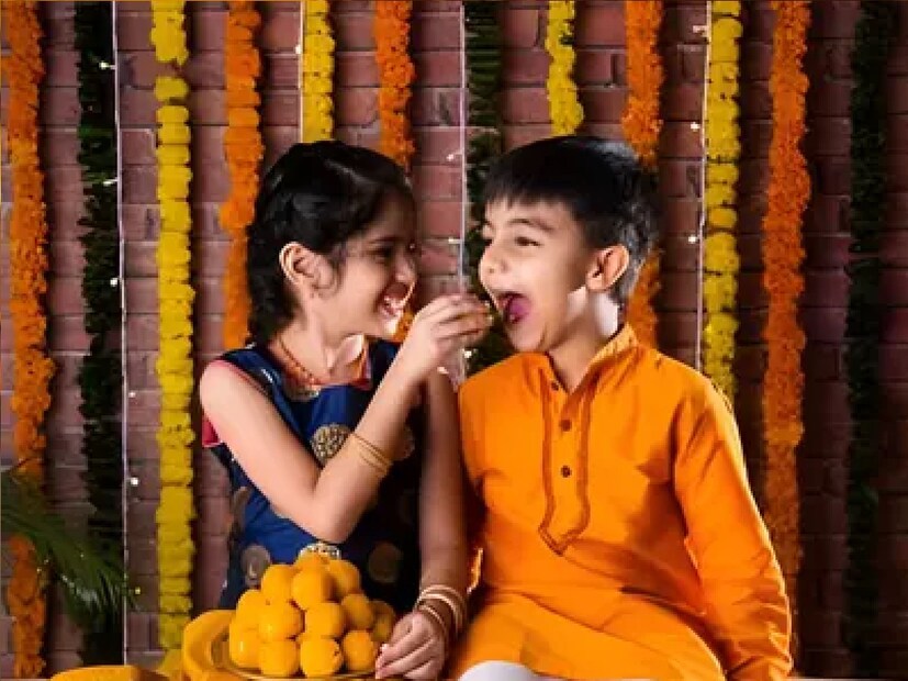 কালীপুজো এবং দীপাবলির পর পরই বাঙালির ঘরে ঘরে উদযাপিত হয় ভাইফোঁটা৷ আশ্বিন বা কার্তিক মাসের শুক্লাপক্ষের দ্বিতীয়া তিথিতে দাদা বা ভাইয়ের কপালে মঙ্গলতিলক এঁকে শুভকামনা থাকে বোন বা দিদির তরফে৷