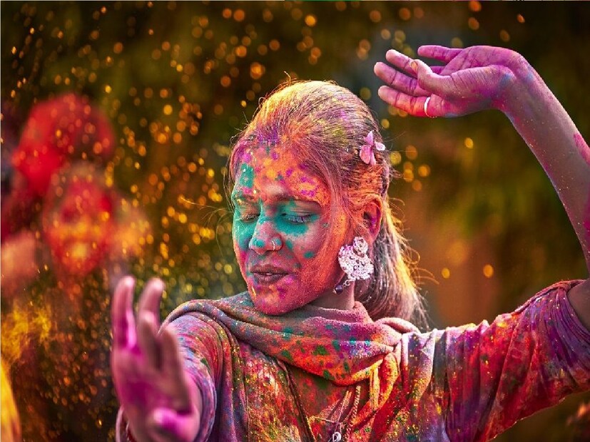 চলতি বছরের হোলি উৎসব রঙের মতো সুখ বয়ে আনবে এই ৫ রাশির জীবনে৷ বিশেষ করে ব্যবসার সঙ্গে যুক্ত ব্যক্তিরা ভাল লাভের সুযোগ পাবেন, তাদের আয় বাড়বে।