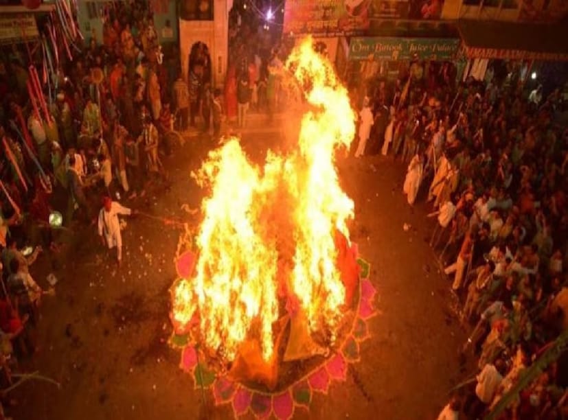 এবার দোল পূর্ণিমার দিনে বছরের প্রথম চন্দ্রগ্রহণ৷  তবে এববছর দোলের দিন রয়েছে এক বিশেষ মহাজাগতিক যোগ। চলতি বছর ২৪ শে মার্চ হোলিকা দহন অনুষ্ঠিত হবে এবং ২৫ তারিখে হোলি খেলা হবে৷ জ্যোতিষ  শাস্ত্রে হোলিকা দহনের বিশেষ মাহাত্ম্য রয়েছে৷ হোলিকা দহনকে শুভ শক্তির জয়ের প্রতীক বলে মনে করা হয়৷