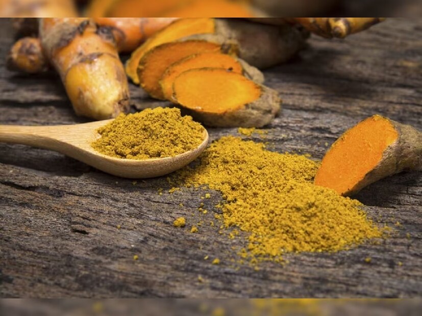 কাঁচা হলুদ ২গ্রাম গোল মরিচ মিশিয়ে খাওয়ারও পরামর্শ দিচ্ছেন বিশেষজ্ঞরা। নিয়ম করে এক টুকরো কাঁচা হলুদে মরিচ দিয়ে খেলে ত্বক, ইমিউনিটি থেকে শুরু করে, হার্ট, স্নায়ু, লিভারও ভাল থাকবে। (Disclaimer: এই প্রতিবেদনটি কেবলমাত্র সাধারণ তথ্যের জন্য, তাই বিস্তারিত জানতে হলে সর্বদা বিশেষজ্ঞের পরামর্শ নিন।)