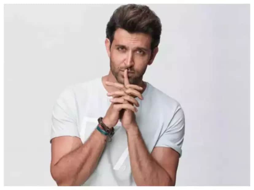 বলিউডের গ্রীক গড হৃত্বিক রোশন তাঁর অভিনয় আর নাচের পাশাপাশি তাঁর ব‍্যক্তিগত জীবন নিয়েও চর্চায় থাকেন। বহু নায়িকার সঙ্গে তাঁর প্রেমের গুঞ্জন শোনা যায়। 