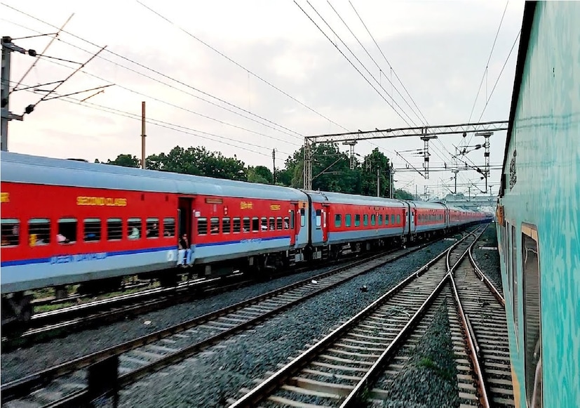 ১.Dehradun Kochuveli Superfast Express –দেরাদুন কচুভেলি সুপারফাস্ট এক্সপ্রেস, এটি একটি সুপারফাস্ট এক্সপ্রেস একটি  সাপ্তাহিক ট্রেন যা দেরাদুন (উত্তরাখণ্ড) এবং কচুভেলি (কেরল) হয়ে কোট্টায়াম (কেরল) এর বিস্তৃর্ণ লম্বা রুটের মধ্যে চলে। 