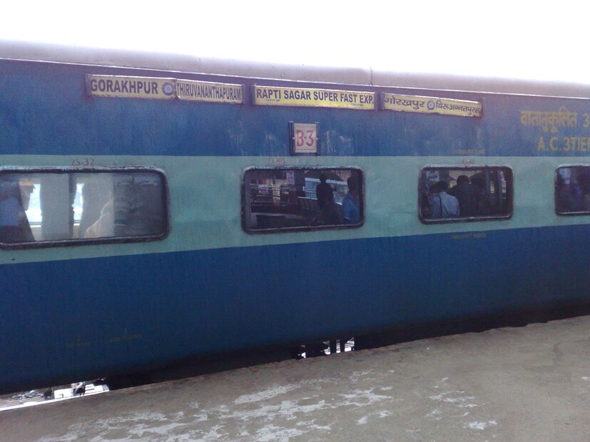 ২. Raptisagar Express – Trivandrum Central and Gorakhpurরাপ্তিসাগর এক্সপ্রেস একটি সুপারফাস্ট ট্রেন যা কেরলের ত্রিভান্দ্রম সেন্ট্রাল থেকে উত্তরপ্রদেশের গোরখপুরের মধ্যে সপ্তাহে তিনবার চলাচল করে। এই ট্রেনটি কোল্লাম, আলাপ্পুঝা, এরনাকুলাম, ত্রিচূর, পালাক্কাদ, কোয়েম্বাটোর, ইরোড, সালেম, চেন্নাই সেন্ট্রাল, বিজয়ওয়াড়া, ওয়ারাঙ্গল, রামাগুন্ডম, নাগপুর, ভোপাল, ঝাঁসি, কানপুর, লখনউ, গোন্ডা এবং বস্তির বিস্তৃর্ণ রুট পেরিয়ে যায়৷