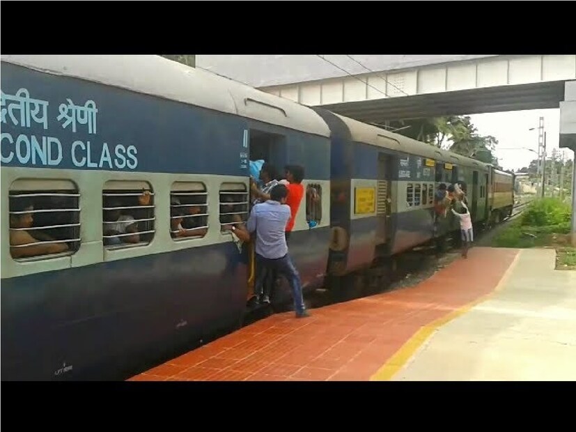 ৩. Thiruvananthapuram – Guwahati Superfast Expressতিরুবনন্তপুরম – গুয়াহাটি সুপারফাস্ট এক্সপ্রেস একটি সাপ্তাহিক সুপারফাস্ট এক্সপ্রেস ট্রেন যা তিরুবনন্তপুরম সেন্ট্রাল এবং গুয়াহাটির মধ্যে চলাচল করে৷