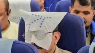 হেডরেস্ট কভার চোখের উপর বিছিয়ে আইমাস্ক; ইন্ডিগো যাত্রীর ‘দেশি জুগাড়’ ভাইরাল (Photo Credits: X/@outofofficedaku)