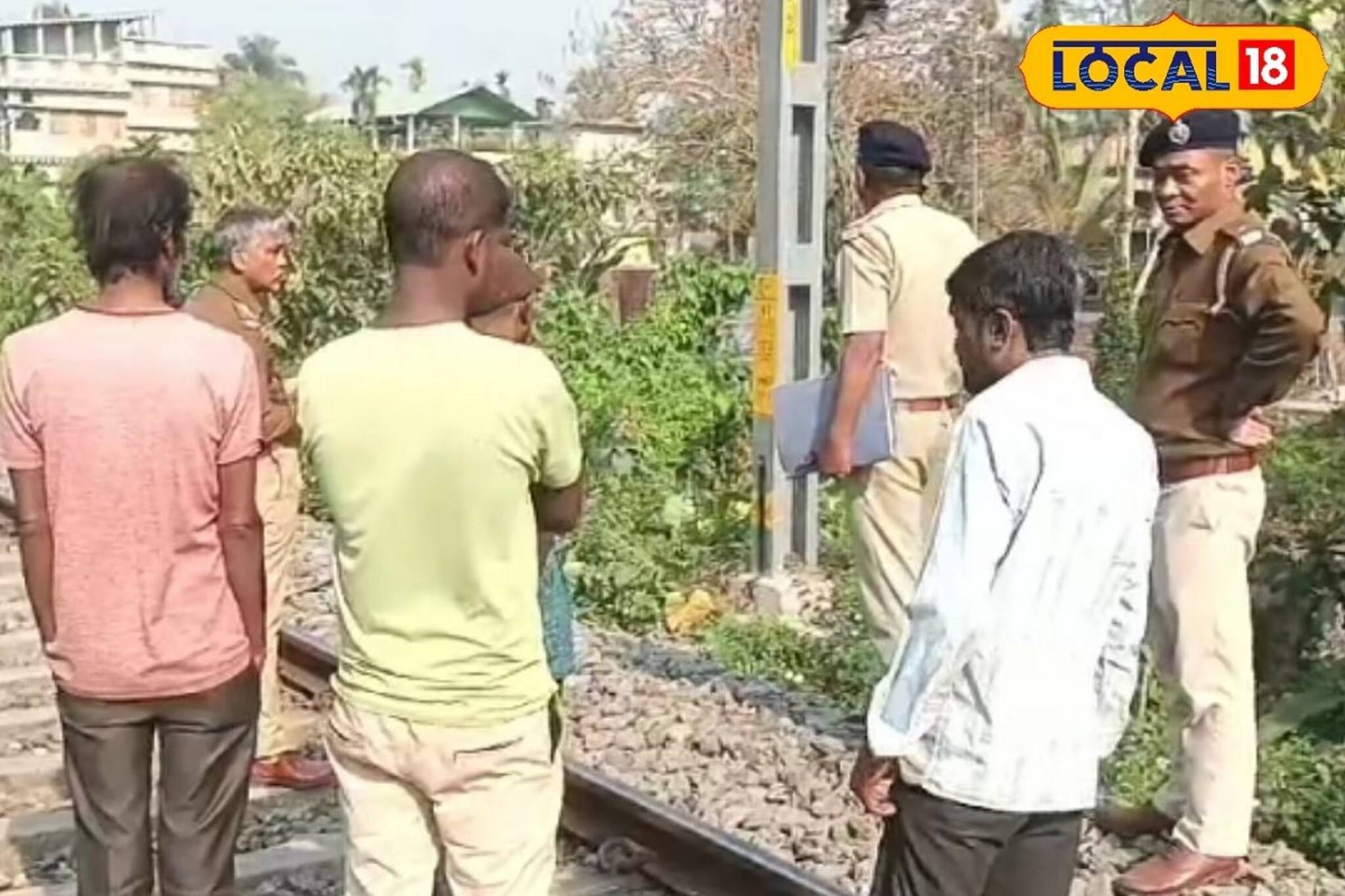 লাইনের ইলেকট্রিক খুঁটিতে ঝুলে রয়েছে ওটা কী? জলপাইগুড়িতে সকাল থেকে বড় চাঞ্চল্য