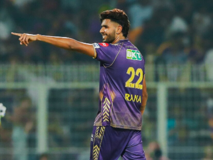হর্ষিত রানা: প্রথম ম্যাচে প্রবল চাপের মুহূর্তে শেষ ওভার বোলিং করে কেকেআরের জয়ের নায়ক হয়ে উঠেছেন হর্ষিত রানা। সেট হেনরিক ক্লাসেন ও শাহবাজ আহমেদকে আউটও করেন তিনি। এছাড়া ম্যাচে কেকেআরের সবথেকে ইকোনমিক্যাল বোলারও হর্ষিত। ৪ ওভারে ৩৩ রান দিয়ে ১ উইকেট নেন তিনি।    (Photo Courtesy- KKR X)