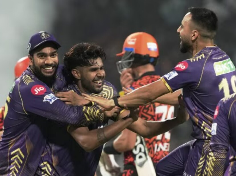রুদ্ধশ্বাস ম্যাচে সানরাইজার্স হায়দরাবাদকে ৪ রানে জয় দিয়ে মরশুম শুরু করেছে কলকাতা নাইট রাইডার্স। হেনরিক ক্লাসেনের বিধ্বংসী ব্যাটিং জয়ের গ্রাস প্রায় কেড়ে নিয়েছিল। শেষ ওভারে বাজিমাত করে কেকেআর। ইডেনে কেকেআরের জয়ের পিছনে ৫ সুপার পারফরমার রয়েছে। জেনে নিন তাদের অবদান।  (Photo Courtesy- KKR X)