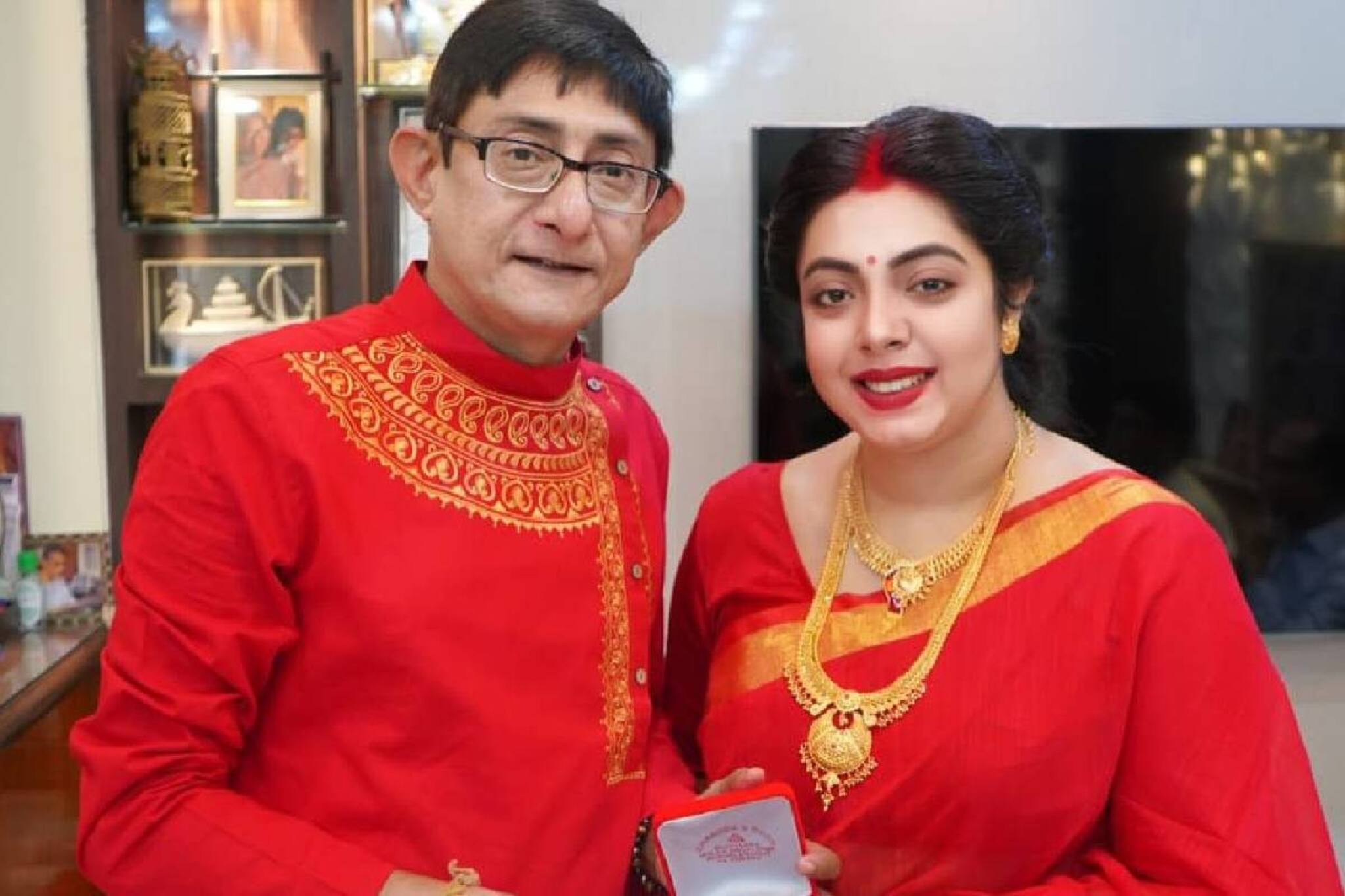 মাছের মুড়োয় কামড় শ্রীময়ীর! ৩ রকমের মাছ, শুক্ত...কাঞ্চনের তৃতীয় বউ খেলেন ১২ পদ!