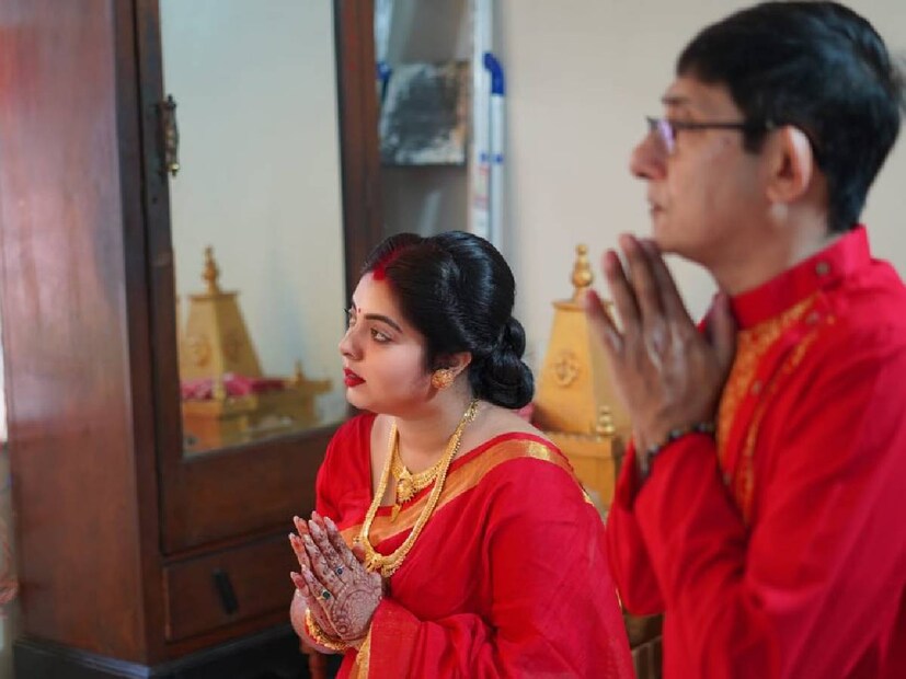 ভাতকাপড়ের অনুষ্ঠানের বেশ কয়েকটি ছবি পোস্ট করেছেন শ্রীময়ী। যার ক্যাপশনে লিখলেন, ‘ভাতকাপড়ের দায়িত্ব নিল বর, আর আমি নিলাম ভাত খাইয়ে দেওয়ার দায়িত্ব বরের।’