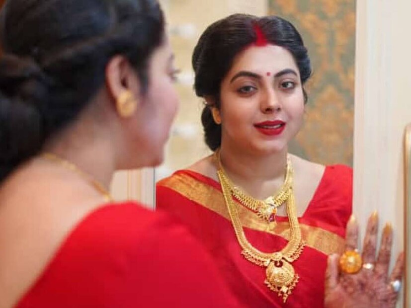 তবে মলদ্বীপে হানিমুন থেকে ফিরেই সোজা বাড়িতে ফোন করলেন শ্রীময়ী, আর খবর পেয়ে তড়িঘড়ি কাঞ্চনের বাড়িতে ছুটে এলেন অভিনেত্রীর মা৷ কিন্তু কী এমন হল?