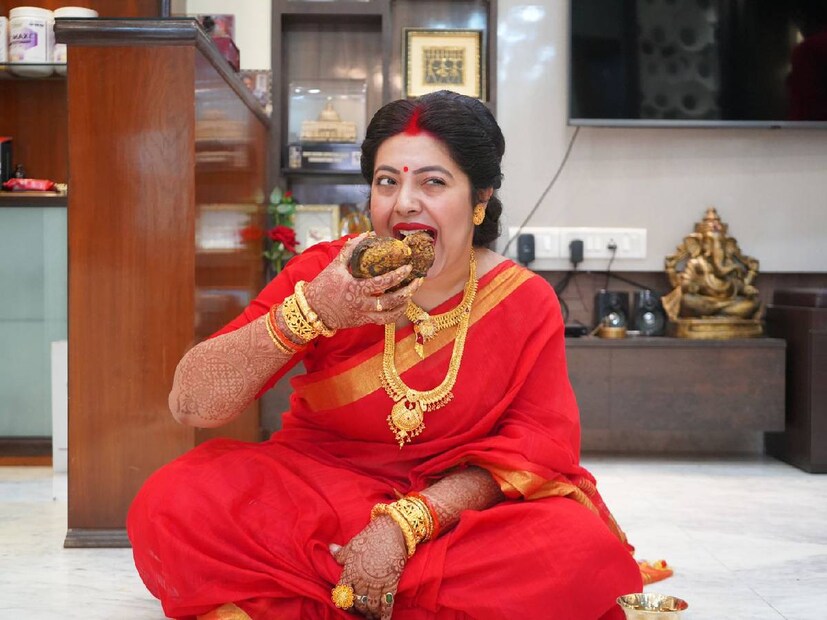 শ্রীময়ী নিজের ছবি পোস্ট করেছেন, যেখানে দেখা যাচ্ছে, মাছের মুড়ো কামড়ে খাচ্ছেন তিনি। লাল শাড়ি পরে মাছের মুড়ো মুখে পোড়ার আনন্দই যেন অন্য। সে কথাই বোঝালেন শ্রীময়ী।