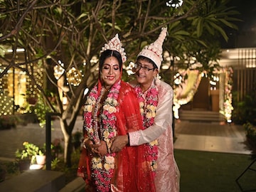 ‘ধুঁকছেন’ কাঞ্চন, শ্রীময়ীর আনন্দ তুঙ্গে...বিধায়ক-নায়িকার বিয়ের রাতে বাসরঘরের ঝলক ‘ধুঁকছেন’ কাঞ্চন, শ্রীময়ীর আনন্দ তুঙ্গে...বিধায়ক-নায়িকার বিয়ের রাতে বাসরঘরের ঝলক