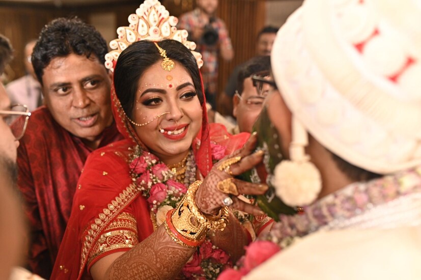 সমস্ত রীতিনীতি মেনে তৃতীয় বার বিয়ে করলেন অভিনেতা-বিধায়ক কাঞ্চন। সোশ্যাল মিডিয়া জুড়ে যুগলের বিয়ের ছবি এবং ভিডিও। তার মধ্যেই চোখে পড়ল শ্রীময়ীর পোস্ট করা ইনস্টাগ্রাম স্টোরি। যেখানে বাসর রাতের আবহ নজরে এল। অন্দরমহলের ঝলক দেখলেন ভক্তরা।