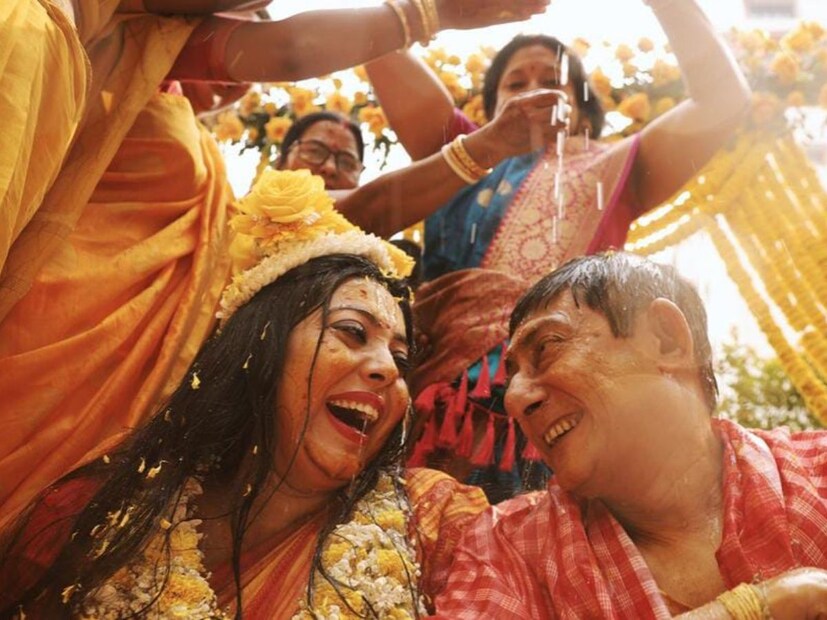 সকালে হয়েছিল দধিমঙ্গল, নাহ্নিমুখ। তারপর কাঞ্চন-শ্রীময়ী সেরেছেন তাঁদের গায়ে হলুদ। আর বিয়ের পিঁড়িতে বসেছিলেন লাল বেনারসি, ভারী সোনার গয়না পরে। কাঞ্চনের পরনে ছিল সাদা ধুতি পাঞ্জাবী। কাঞ্চনের সঙ্গে মালাবদল, সিঁদুরদান করে বিয়ে সারলেন শ্রীময়ী৷ 