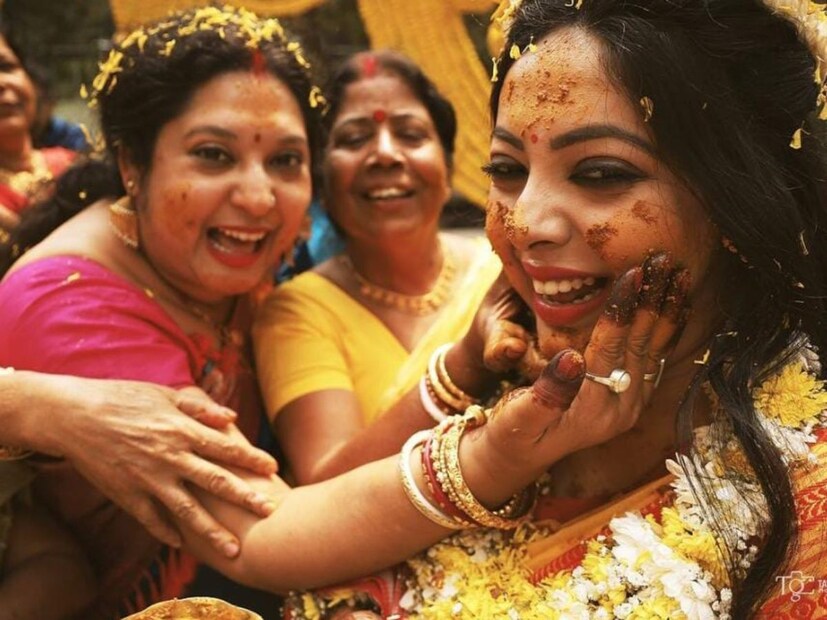 বরের গায়ে ছোঁয়ানো হলুদে মাখামাখি হলেন শ্রীময়ী। পাশাপাশি বসেই গায়ে হলুদ সারেন তাঁরা। (ছবি- তথাগত ঘোষ)