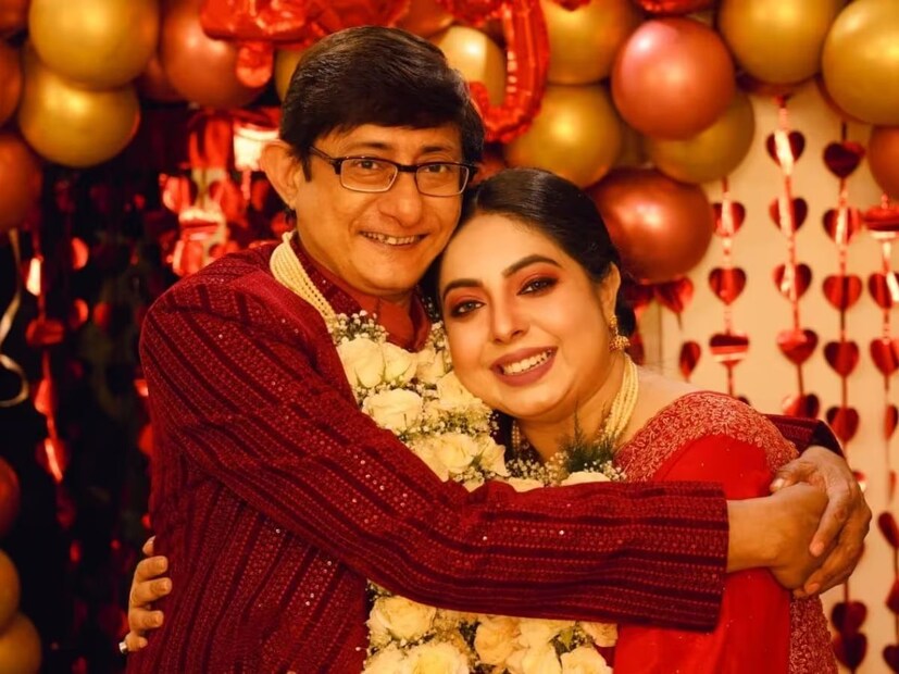 ভালবাসা দিবস ১৪ ফেব্রুয়ারীতে তাঁরা সেরেছেন আইনি বিয়ে। চলতি মাসের ৬ তারিখ পার্কস্ট্রিটের এক ব্যাঙ্কোয়েটে হবে রিসেপশন। 