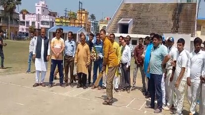 বর্ধমানে ক্রিকেট মাঠে তৃণমূল প্রার্থী কীর্তি আজাদ৷ বর্ধমানে ক্রিকেট মাঠে তৃণমূল প্রার্থী কীর্তি আজাদ৷