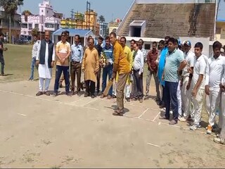 বর্ধমানে ক্রিকেট মাঠে তৃণমূল প্রার্থী কীর্তি আজাদ৷ 