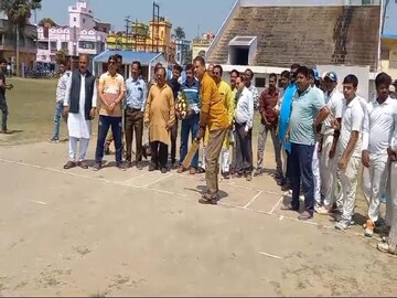 বর্ধমানে ক্রিকেট মাঠে তৃণমূল প্রার্থী কীর্তি আজাদ৷ 