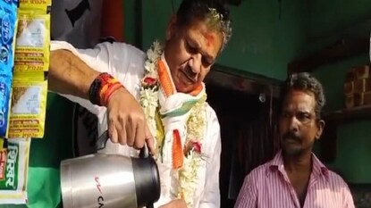 চা পরিবেশনে কীর্তি আজাদ চা পরিবেশনে কীর্তি আজাদ