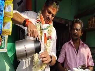 চা পরিবেশনে কীর্তি আজাদ