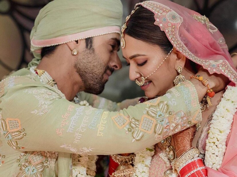 চার হাত এক হল পুলকিত সম্রাট ও কৃতী খরবন্দারের। চলতি বছরের জানুয়ারি মাসে বাগদান সেরেছিলেন তাঁরা। এবার সারলেন বিয়ে।