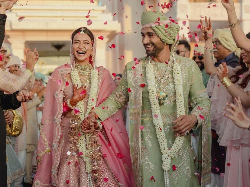 পুলকিত-কৃতী নিজেদের সম্পর্ক নিয়ে বারাবরই অকপট। জানুয়ারিতে আচমকাই বাগদান সারেন তারকা জুটি। আর এবার সাতপাকে বাঁধা পড়লেন তাঁরা। সোশ্যাল মিডিয়ায় নানা মুহূর্তের ছবি শেয়ার করে নেন কৃতী।