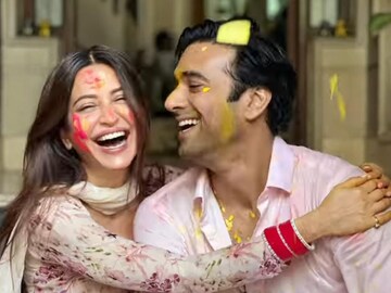 বিয়ের পর প্রথম হোলি! ভালবাসার রঙে মাখামাখি হলেন পুলকিত-কৃতী