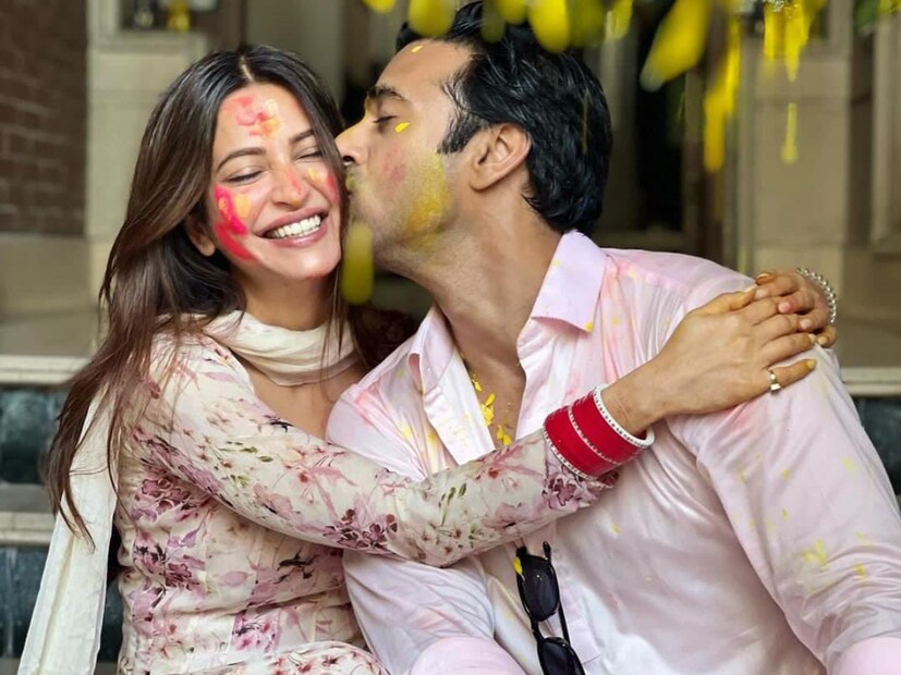 কৃতীর গালে হোলির দিন ভালবাসার চুমু এঁকে দিলেন পুলকিত। 