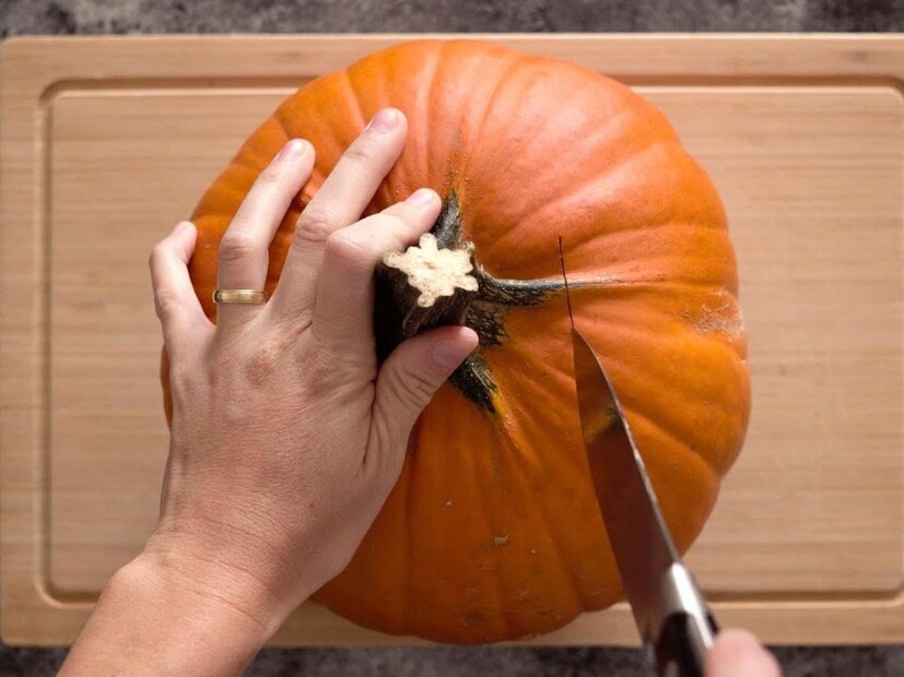 কাশীর জ্যোতিষী পণ্ডিত সঞ্জয় উপাধ্যায়ের মতে মহিলাদের কখনওই কুমড়ো কাটা উচিত নয়। কিন্তু কেন মহিলাদের কুমড়ো কাটা উচিত নয়? তাও জানালেন তিনি। 